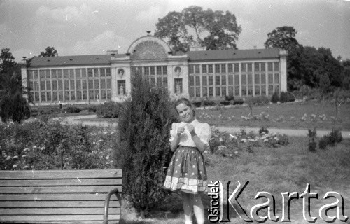 Lata 50. lub 60., Warszawa, Polska.
Dziewczynka w Łazienkach Królewskich. W tle Nowa Pomarańczarnia.
Fot. Irena Jarosińska, zbiory Ośrodka KARTA