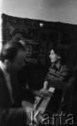 Lata 50. lub 60., Polska.
Spotkanie. Fotografka Irena Jarosińska z prawej.
Fot. Stanisław Pieniążek, zbiory Ośrodka KARTA