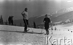 Lata 50. lub 60., Polska.
Stok narciarski.
Fot. NN, kolekcja Ireny Jarosińskiej, zbiory Ośrodka KARTA