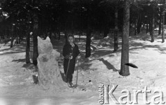 Lata 50. lub 60., Polska.
Stok narciarski.
Fot. NN, kolekcja Ireny Jarosińskiej, zbiory Ośrodka KARTA