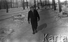 Lata 50. lub 60., Polska.
Zima.
Fot. NN, kolekcja Ireny Jarosińskiej, zbiory Ośrodka KARTA