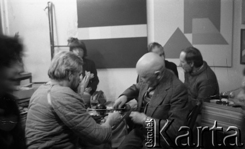 luty 1983, Warszawa, Polska.
Imieniny Henryka Stażewskiego (1. od prawej).
Fot. Irena Małek-Jarosińska, zbiory Ośrodka KARTA.