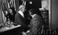 luty 1983, Warszawa, Polska.
Imieniny Henryka Stażewskiego.
Fot. Irena Małek-Jarosińska, zbiory Ośrodka KARTA.