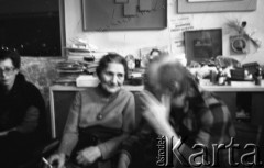 luty 1983, Warszawa, Polska.
Imieniny Henryka Stażewskiego. Na zdjęciu Edward Krasiński i Alina Oksińska
Fot. Irena Małek-Jarosińska, zbiory Ośrodka KARTA.
