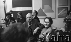 luty 1983, Warszawa, Polska.
Imieniny Henryka Stażewskiego (2. z prawej). Obok jubilata siedzi Alina Oksińska 
Fot. Irena Jarosińska, zbiory Ośrodka KARTA.