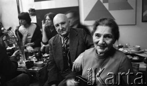 luty 1983, Warszawa, Polska.
Imieniny Henryka Stażewskiego (2. z prawej). Obok jubilata siedzi Alina Oksińska 
Fot. Irena Jarosińska, zbiory Ośrodka KARTA.