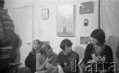 styczeń 1983, Warszawa, Polska.
Wernisaż w pracowni Ireny Jarosińskiej. Na zdjęciu 2. od lewej Michał Browarski, 3. od lewej Ewa Sosińska
Fot. Irena Jarosińska, zbiory Ośrodka KARTA.