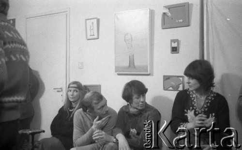 styczeń 1983, Warszawa, Polska.
Wernisaż w pracowni Ireny Jarosińskiej. Na zdjęciu 2. od lewej Michał Browarski, 3. od lewej Ewa Sosińska
Fot. Irena Jarosińska, zbiory Ośrodka KARTA.
