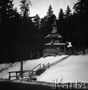 Lata 60. lub 70., Zakopane, Polska.
Kaplica Najświętszego Serca Jezusa w Jaszczurówce.
Fot. Irena Jarosińska, zbiory Ośrodka KARTA