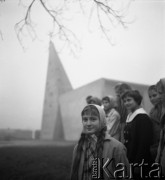 Lata 50. lub 60., Polska.
Dziewczynka na tle kościoła.
Fot. Irena Jarosińska, zbiory Ośrodka KARTA