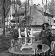 Lata 60. lub 70., województwo poznańskie, Polska.
Zajazd.
Fot. Irena Jarosińska, zbiory Ośrodka KARTA