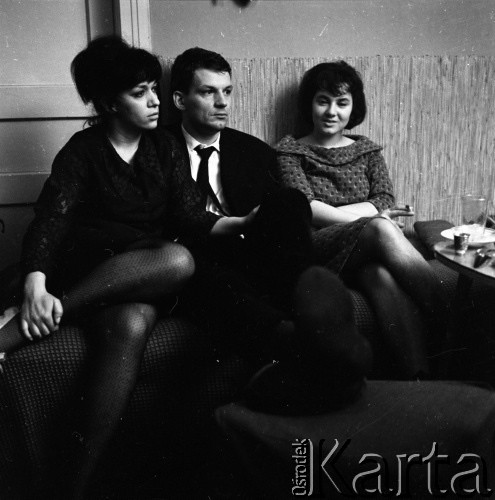 Lata 60., Kraków, Polska.
Imieniny piosenkarki Ewy Demarczyk (z lewej).
Fot. Irena Jarosińska, zbiory Ośrodka KARTA
