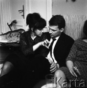 Lata 60., Kraków, Polska.
Imieniny piosenkarki Ewy Demarczyk (z lewej).
Fot. Irena Jarosińska, zbiory Ośrodka KARTA