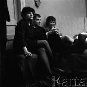Lata 60., Kraków, Polska.
Imieniny piosenkarki Ewy Demarczyk (na pierwszym planie).
Fot. Irena Jarosińska, zbiory Ośrodka KARTA