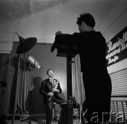 1969, Kazimierz Dolny, Polska.
Pisarz, kompozytor, artysta estradowy Kazimierz Grześkowiak.
Fot. Irena Jarosińska, zbiory Ośrodka KARTA