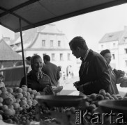 1969, Kazimierz Dolny, Polska.
Pisarz, kompozytor, artysta estradowy Kazimierz Grześkowiak na Rynku. W tle Kamienica Gdańska.
Fot. Irena Jarosińska, zbiory Ośrodka KARTA