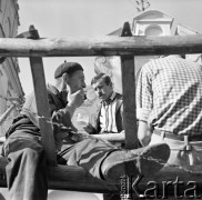 1969, Kazimierz Dolny, Polska.
Pisarz, satyryk, artysta estradowy Kazimierz Grześkowiak. W tle Miejski Dom Kultury.
Fot. Irena Jarosińska, zbiory Ośrodka KARTA