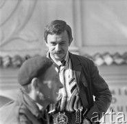 1969, Kazimierz Dolny, Polska.
Pisarz, kompozytor, artysta estradowy Kazimierz Grześkowiak. W tle Miejski Dom Kultury.
Fot. Irena Jarosińska, zbiory Ośrodka KARTA