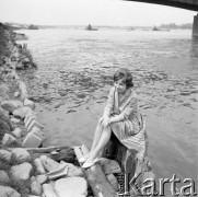 Lata 60., Warszawa, Polska.
Studentka Państwowej Wyższej Szkoły Teatralnej nad Wisłą.
Fot. Irena Jarosińska, zbiory Ośrodka KARTA
