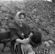 Lata 50. lub 60., Warszawa, Polska.
Studentka Mela z Państwowej Wyższej Szkoły Teatralnej.
Fot. Irena Jarosińska, zbiory Ośrodka KARTA
