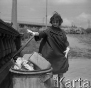 Lata 50. lub 60., Warszawa, Polska.
Studentka Mela z Państwowej Wyższej Szkoły Teatralnej. 
Fot. Irena Jarosińska, zbiory Ośrodka KARTA