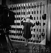 1960, Warszawa, Polska.
Aktorka Alina Janowska na planie zdjęciowym spektaklu telewizyjnego 