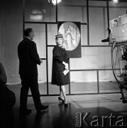 1960, Warszawa, Polska.
Aktorka Alina Janowska na planie zdjęciowym spektaklu telewizyjnego 