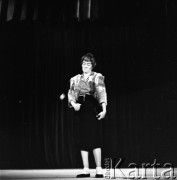 Lata 60., Warszawa, Polska.
Aktorka Alina Janowska prawdopodobnie podczas występu w Kabarecie Szpak. 
Fot. Irena Jarosińska, zbiory Ośrodka KARTA
