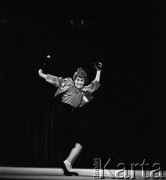 Lata 60., Warszawa, Polska.
Aktorka Alina Janowska prawdopodobnie podczas występu w Kabarecie Szpak. 
Fot. Irena Jarosińska, zbiory Ośrodka KARTA