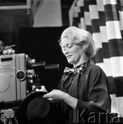 1960, Warszawa, Polska.
Aktorka Alina Janowska na planie zdjęciowym spektaklu telewizyjnego 