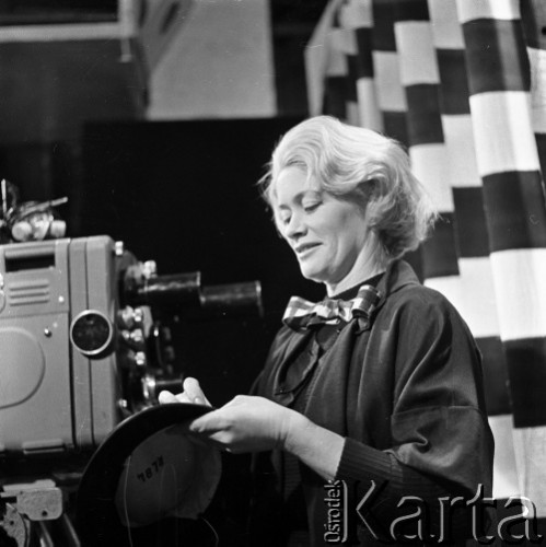 1960, Warszawa, Polska.
Aktorka Alina Janowska na planie zdjęciowym spektaklu telewizyjnego 