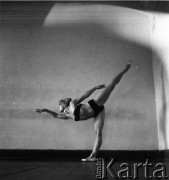 Lata 50., Polska.
Gimnastyczka Malina Michalska. 
Fot. Irena Jarosińska, zbiory Ośrodka KARTA