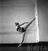 Lata 50., Polska.
Gimnastyczka Malina Michalska. 
Fot. Irena Jarosińska, zbiory Ośrodka KARTA