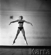 Lata 50., Polska.
Gimnastyczka Malina Michalska. 
Fot. Irena Jarosińska, zbiory Ośrodka KARTA