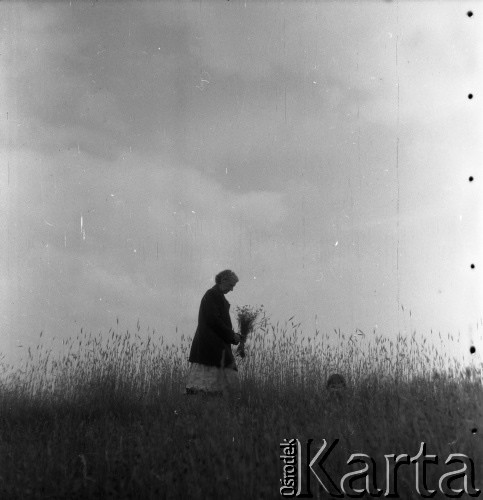 Lata 50., Urle, Polska.
Zofia Małek - matka fotografki Ireny Jarosińskiej oraz Marek Jarosiński - syn Ireny Jarosińskiej.
Fot. Irena Jarosińska, zbiory Ośrodka KARTA