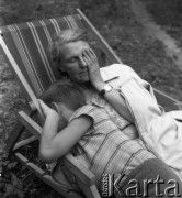 Lata 50., Urle, Polska.
Marek Jarosiński - syn fotografki Ireny Jarosińskiej oraz Zofia Małek - matka Ireny Jarosińskiej.
Fot. Irena Jarosińska, zbiory Ośrodka KARTA