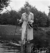Lata 50., Urle, Polska.
Kobieta nad Liwcem.
Fot. Irena Jarosińska, zbiory Ośrodka KARTA