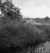 Lata 50., Urle, Polska.
Zofia Małek - matka fotografki Ireny Jarosińskiej oraz Marek Jarosiński - syn fotografki Ireny Jarosińskiej.
Fot. Irena Jarosińska, zbiory Ośrodka KARTA