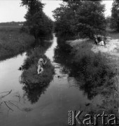 Lata 50., Urle, Polska.
Zofia Małek - matka fotografki Ireny Jarosińskiej oraz Marek Jarosiński - syn fotografki Ireny Jarosińskiej.
Fot. Irena Jarosińska, zbiory Ośrodka KARTA