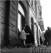 Lata 50., Warszawa, Polska.
Kobieta z dziećmi na Krakowskim Przedmieściu.
Fot. Irena Jarosińska, zbiory Ośrodka KARTA