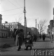 Lata 50., Warszawa, Polska.
Mężczyzna i kobieta z szuflami na Krakowskim Przedmieściu.
Fot. Irena Jarosińska, zbiory Ośrodka KARTA