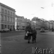 Lata 50., Warszawa, Polska.
Kobieta z dzieckiem na Krakowskim Przedmieściu.
Fot. Irena Jarosińska, zbiory Ośrodka KARTA