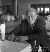 Lata 50., Warszawa, Polska.
Kobieta w barze.
Fot. Irena Jarosińska, zbiory Ośrodka KARTA