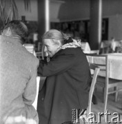 Lata 50., Warszawa, Polska.
Kobieta i mężczyzna w barze.
Fot. Irena Jarosińska, zbiory Ośrodka KARTA