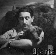 Lata 50. lub 60., Polska. 
Stanisław Pieniążek - mąż fotografki Ireny Jarosińskiej z psem Alim.
Fot. Irena Jarosińska, zbiory Ośrodka KARTA