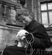 Lata 50. lub 60., Warszawa, Polska.
Chemiczka na schodach Pałacu Konstantego Zamoyskiego w Warszawie na ulicy Foksal.
Fot. Irena Jarosińska, zbiory Ośrodka KARTA