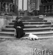 Lata 50. lub 60., Warszawa, Polska.
Chemiczka na schodach Pałacu Konstantego Zamoyskiego w Warszawie na ulicy Foksal.
Fot. Irena Jarosińska, zbiory Ośrodka KARTA