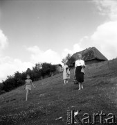 Lata 50. lub 60., Kazimierz Dolny, Polska.
Marek Jarosiński - syn fotografki Ireny Jarosińskiej oraz Zofia Małek - matka Ireny Jarosińskiej.
Fot. Irena Jarosińska, zbiory Ośrodka KARTA