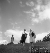 Lata 50. lub 60., Kazimierz Dolny, Polska.
Marek Jarosiński - syn fotografki Ireny Jarosińskiej oraz Zofia Małek - matka Ireny Jarosińskiej (z prawej).
Fot. Irena Jarosińska, zbiory Ośrodka KARTA