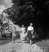Lata 50. lub 60., Kazimierz Dolny, Polska.
Marek Jarosiński - syn fotografki Ireny Jarosińskiej oraz Zofia Małek - matka Ireny Jarosińskiej (w środku).
Fot. Irena Jarosińska, zbiory Ośrodka KARTA
